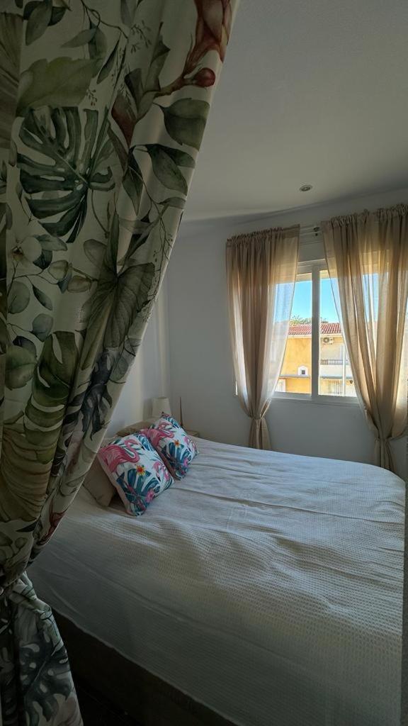 Playa De Los Naufragos Cozy Apartment With Pool Torrevieja Zewnętrze zdjęcie